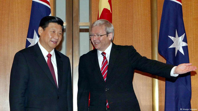 图：澳大利亚前总理陆克文反驳了中国经济成长到顶的说法。 图为2010年6月他在总理任内，接待时任中国国家副主席的习近平访澳（资料照）