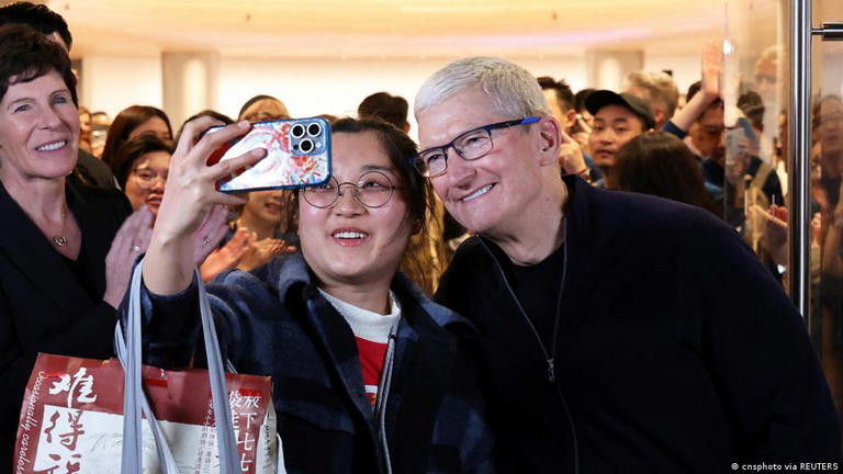 苹果内外夹攻 库克赴上海救得了中国销量吗？