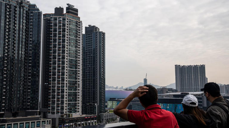 “撤辣”后的香港楼市 谁在买房？为何旺量不旺价？