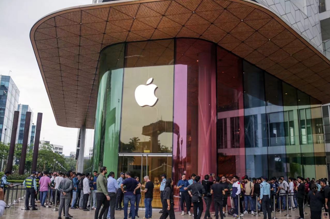 图：印度的一家苹果零售店 来源：Bloomberg 