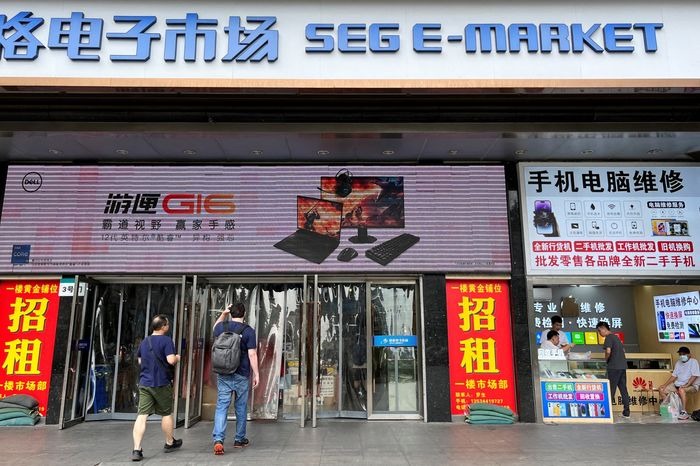 图：为中国深圳华强北电子市场，《华尔街日报》发现的英伟达芯片的一些卖家就在这里。